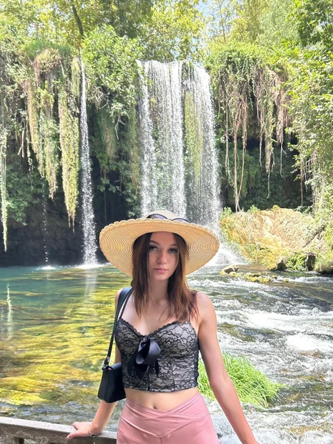 Darsy escort in London