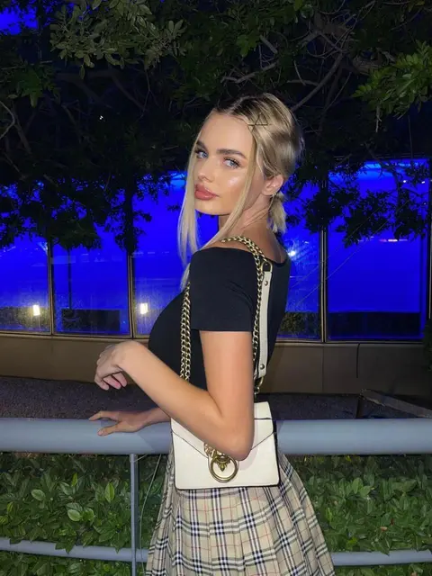 Kaitlyn escort in London
