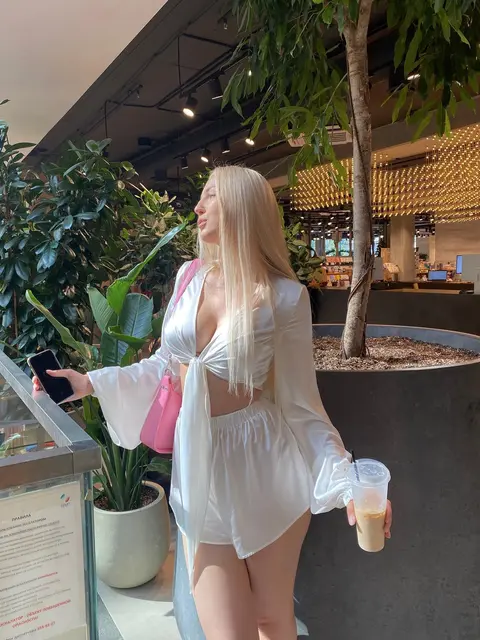 Nora escort in London