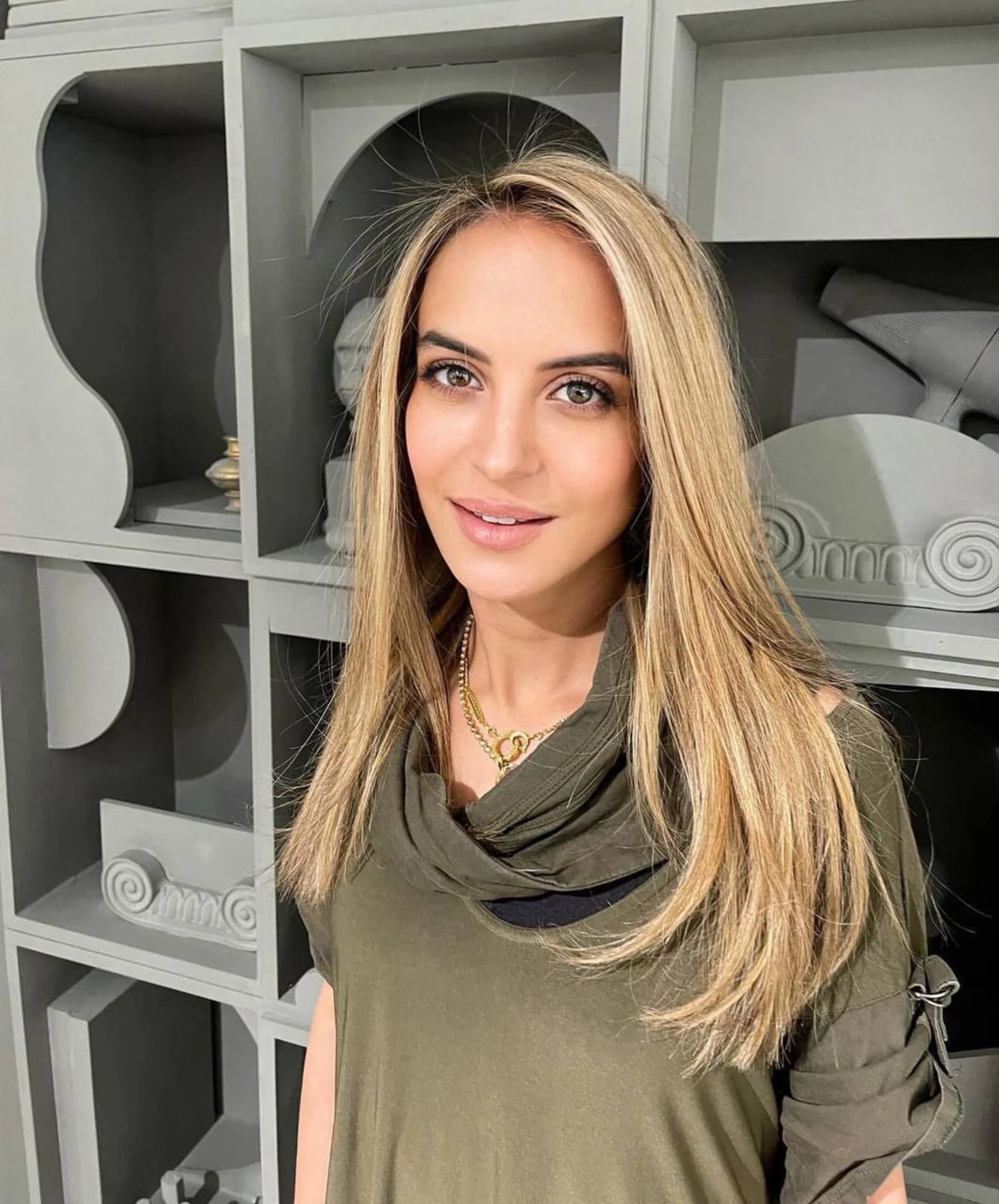 Romana escort in London